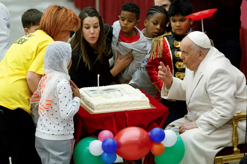 El Papa Francisco recibe un pastel por su 87 cumpleaños de un grupo de niños enfermos del Dispensario Pediátrico "Santa Marta" en el Vaticano, el 17 de diciembre de 2023.