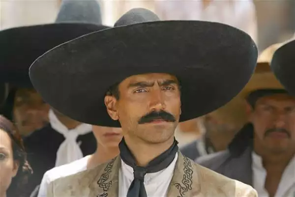Alejandro Fernández como Emiliano Zapata.