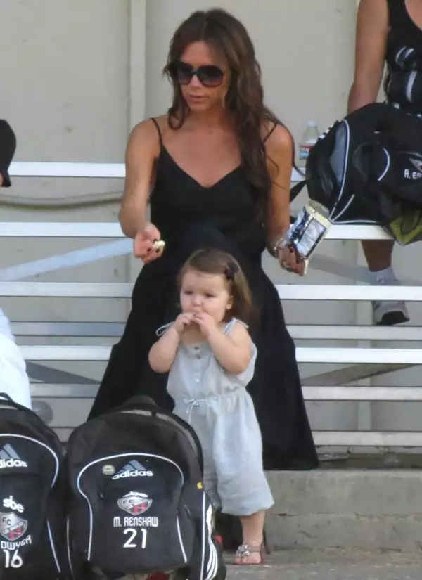 Victoria decidió usar un maxi vestido negro, mientras que su hija un jumpsuit color gris.