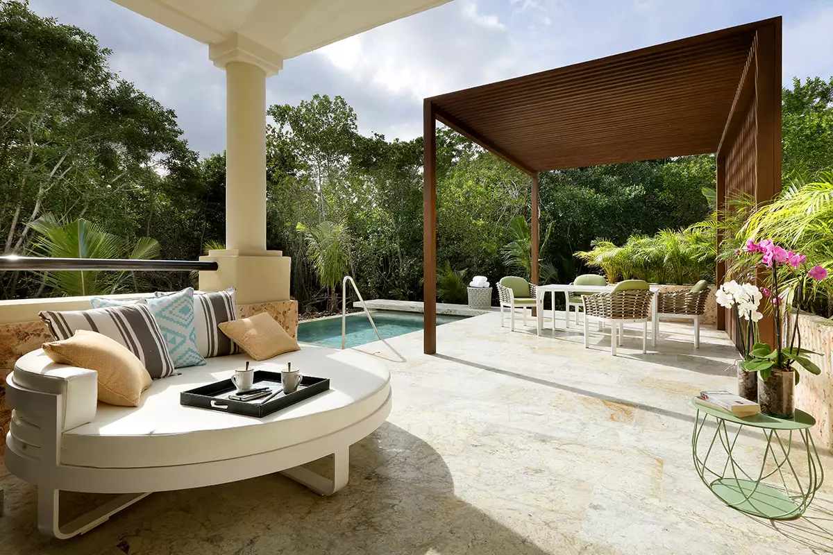 TRS Yucatán Hotel terraza con alberca y sillón.jpg