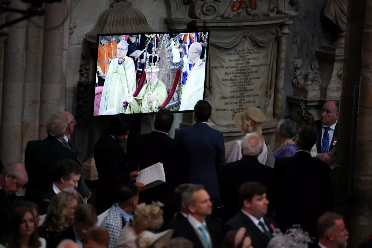 La gente mira durante la ceremonia de coronación del rey Carlos en Gran Bretaña en la Abadía de Westminster