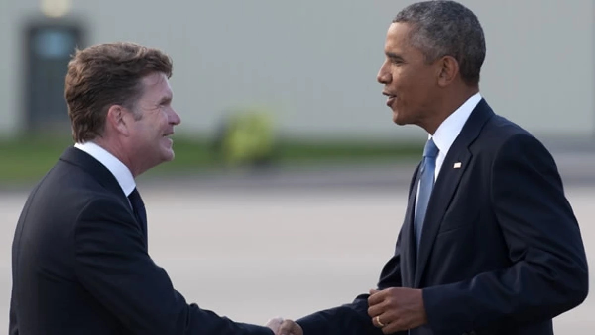 El presidente de Estados Unidos Barack Obama saluda al embajador de Estados Unidos en Gran Bretaña, Matthew Winthrop, al arribar en Inglaterra previo a una reunión de la OTAN