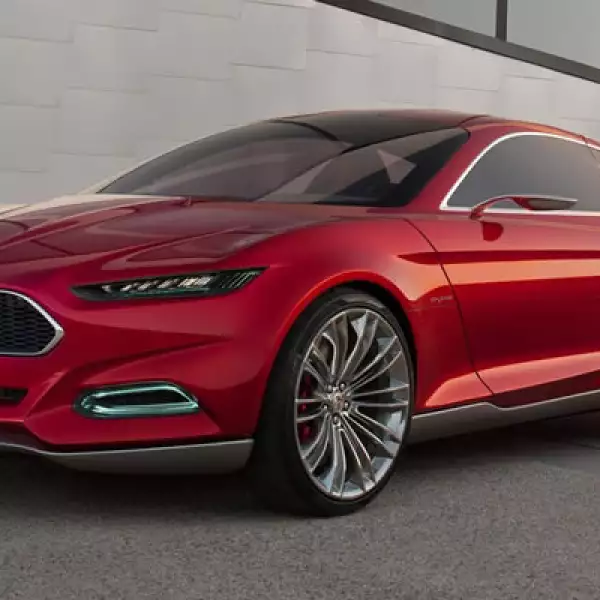 Con una longitud total de 4,500 mm, es tremendamente ancho (1,970 mm), con poca altura (1,360 mm) y cuenta con una notable distancia entre ejes de 2,740 mm.