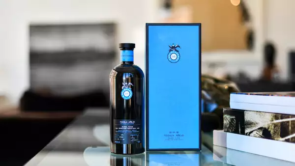 Tequila Casa Dragones Añejo 02.jpg