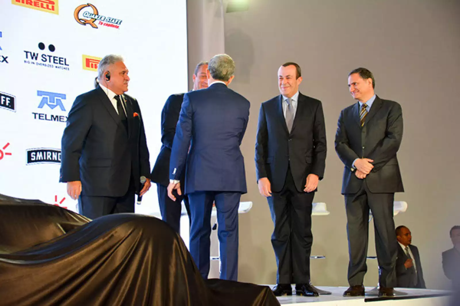 Miguel Ángel Mancera saludando a Vijay Mallya,Carlos Slim,Francisco Maza y Alejandro Soberón.