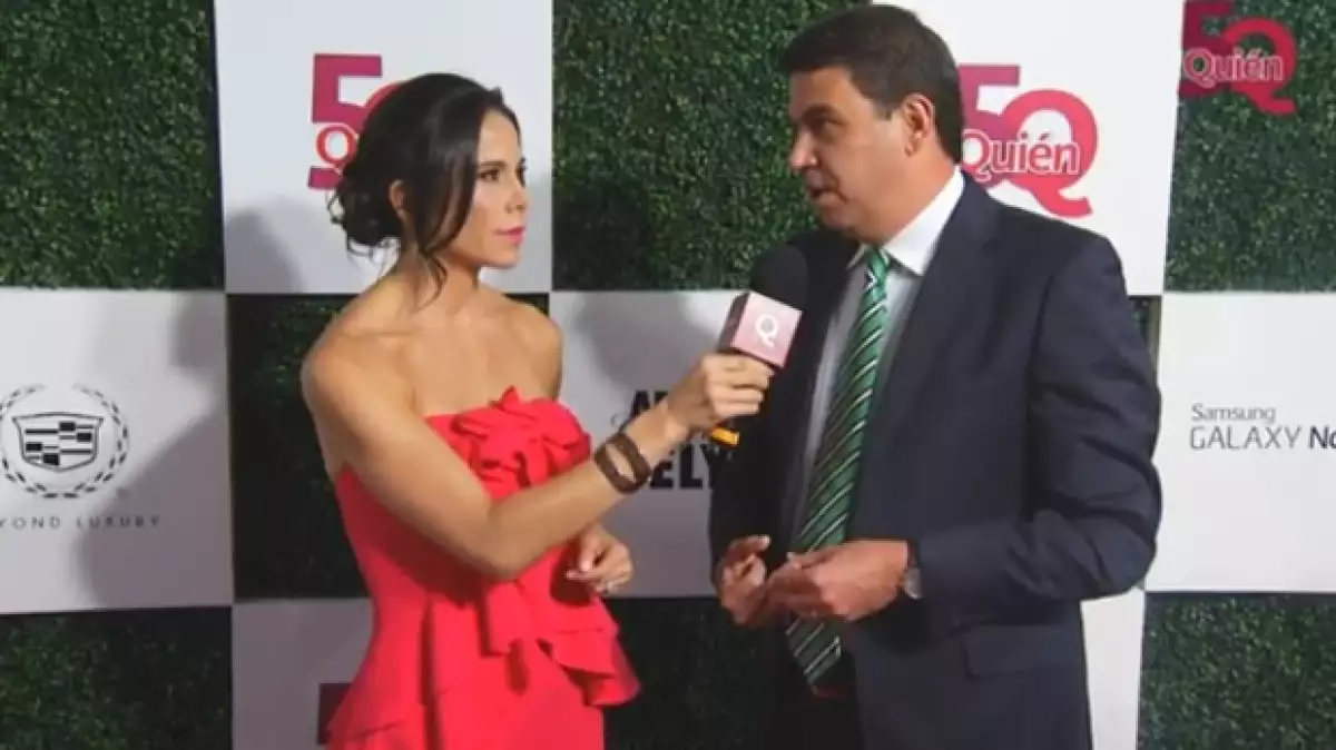 Paola Rojas fue la conductora durante la transmisión en vivo de la alfombra roja de la gala. Aquí con Arturo Elías Ayub, quien fue reconocido por su labor filantrópica.