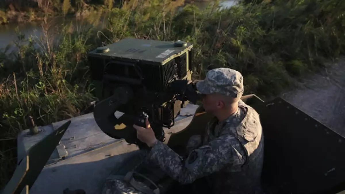 Un integrante de la guardia nacional observa el movimiento en Texas, una de las fronteras de Estados Unidos con México