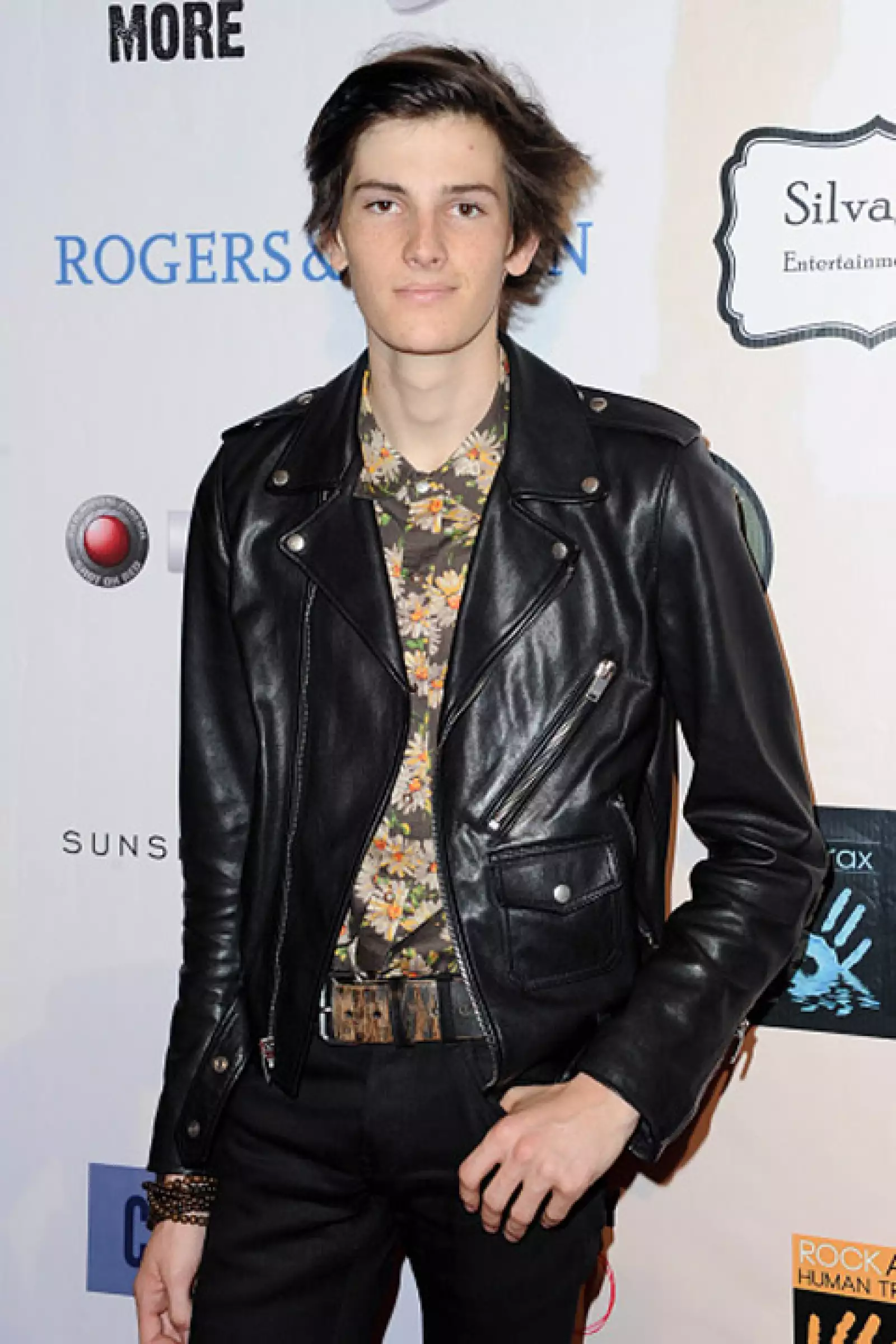 Dylan Brosnan es el hijo del agente 007 que apenas comienza a mostrarse a los reflectores y a sus 18 años ya comienza a mostrar el legado sensual de su padre.