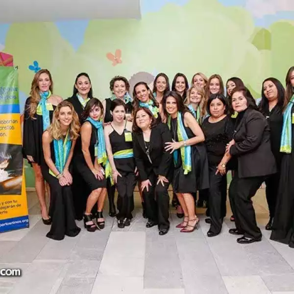 Julia Borbolla y equipo de psicólogas