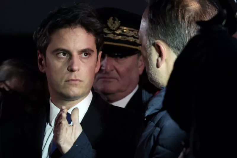 El recién nombrado primer ministro francés, Gabriel Attal (i.), flanqueado por el prefecto del distrito de Pas-de-Calais, Jacques Billant (C), recorre Clairmarais, al norte de Francia, el 9 de enero de 2024. 