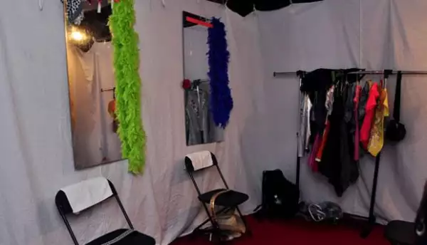 Tras el escenario se encontraban los diversos vestuarios de los cantantes.