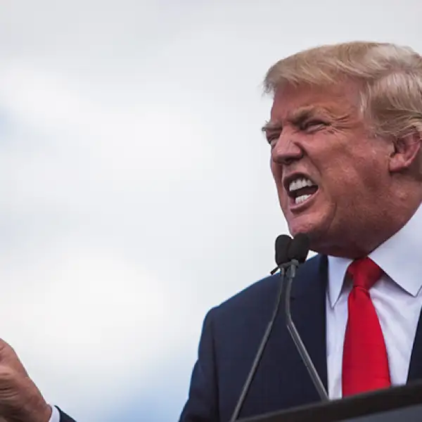 El año que termina también estuvo marcado por la polémica tras las descalificaciones y comentarios racistas que Donald Trump, aspirante a la candidatura republicana por la presidencia de EU, lanzó contra México y los inmigrantes.