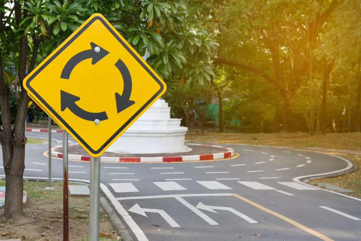 El significado de las señales viales más comunes que verás al manejar 