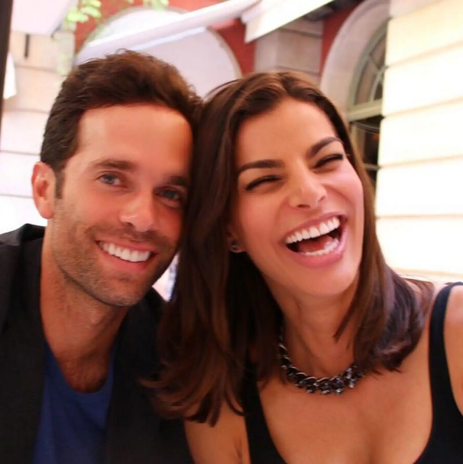 Risas y complicidad, así llegó la pareja a California.