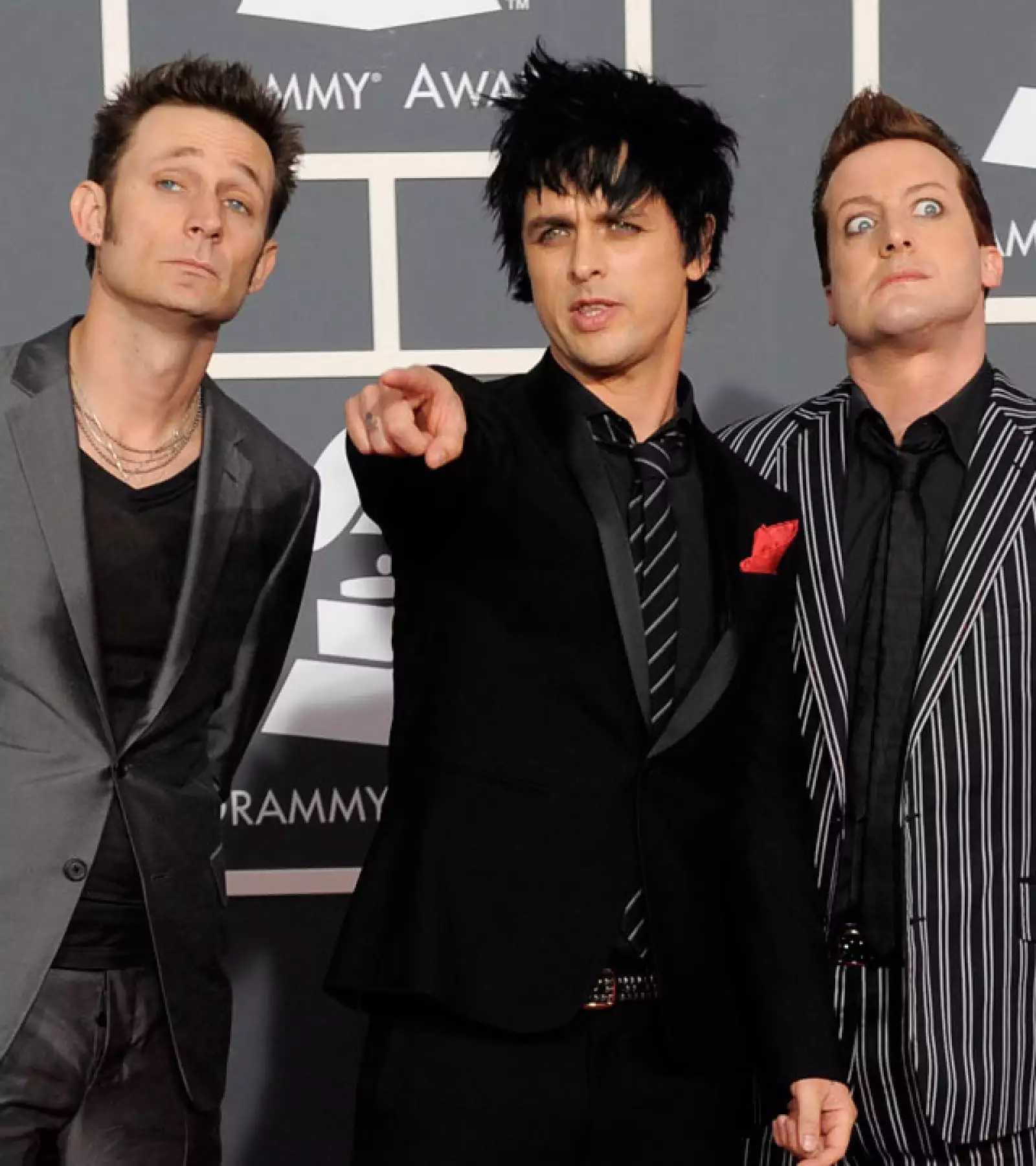 Billy Joe Armstrong, Mike Dirnt y Tre Cool de Greenday no son ajenos al delineador de ojos en la alfombra roja.