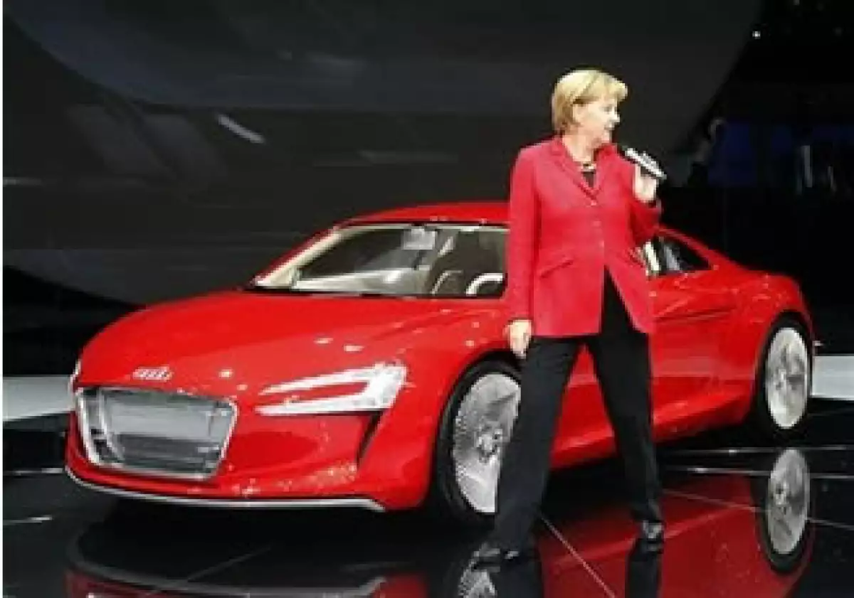 Angela Merkel llevó la campaña por su reelección a la Feria del Automóvil de Francfort. (Foto: AP)