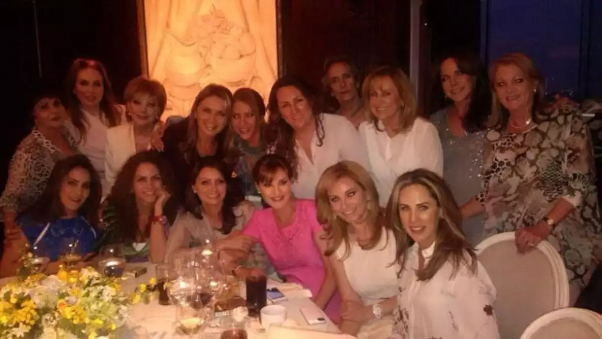 Chantal con sus invitadas, entre las que se encontraban Lucero y Angélica Rivera.