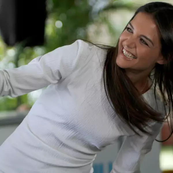 Katie Holmes llegó feliz y radiante a Cancún para promocionar `Jack y Jill´, donde participa Adam Sandler y Eugenio Derbez.