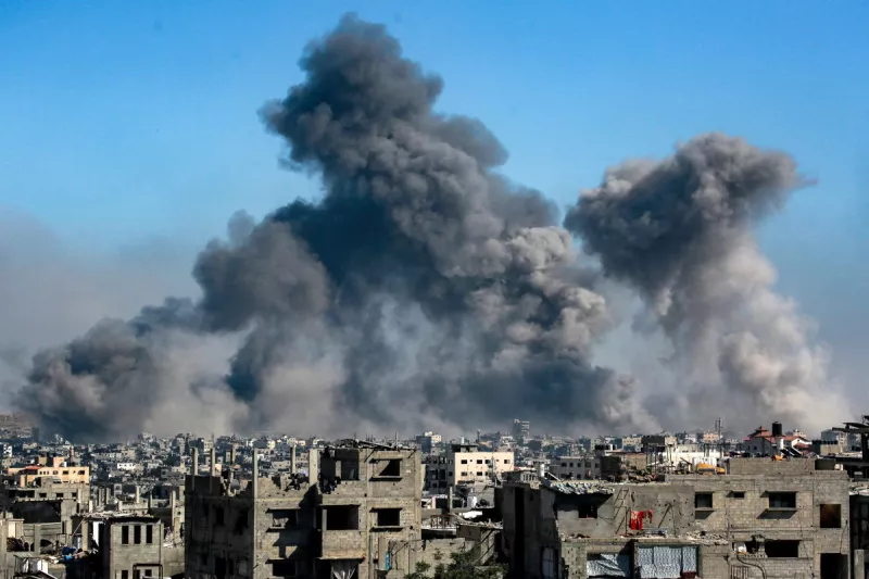 Esta imagen tomada desde el oeste de Jabalia, en el centro de la Franja de Gaza, muestra columnas de humo que se levantan del bombardeo israelí en el este de la ciudad de Gaza el 9 de julio de 2025.