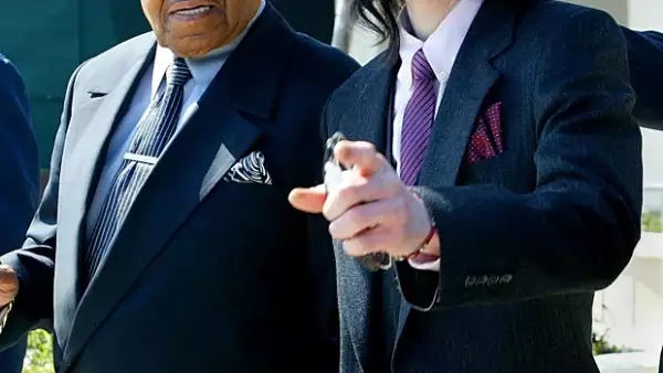 En 2005 junto a su padre Joe Jackson durante el juicio que enfrentó el rey del pop por abuso de menores.