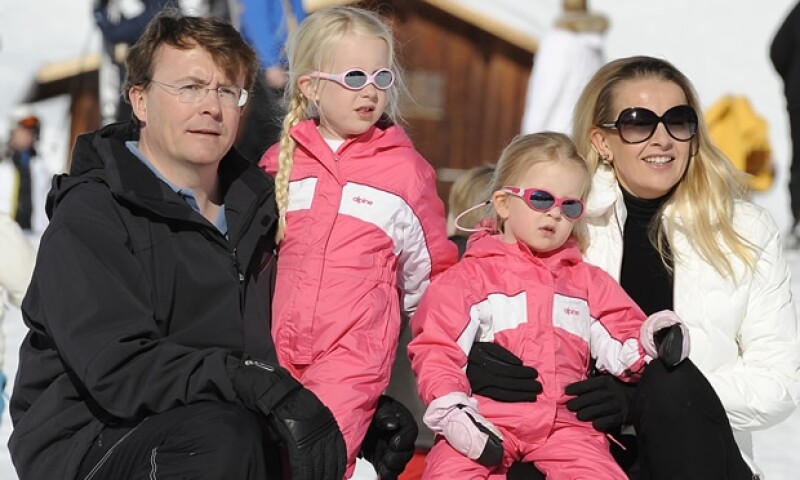 Aquí el príncipe Friso con su esposa Mabel y sus hijas Luana y Zaria durante sus vacaciones del año pasado.