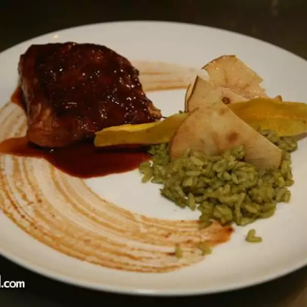 Pescado en mole de jamaica