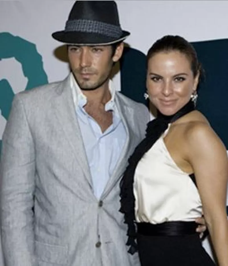 A pesar de haber declarado que no planeaba casarse pronto, la actriz de 36 años y el cantante de 27 contraerán matrimonio a finales de año, así lo informó un programa de televisión.