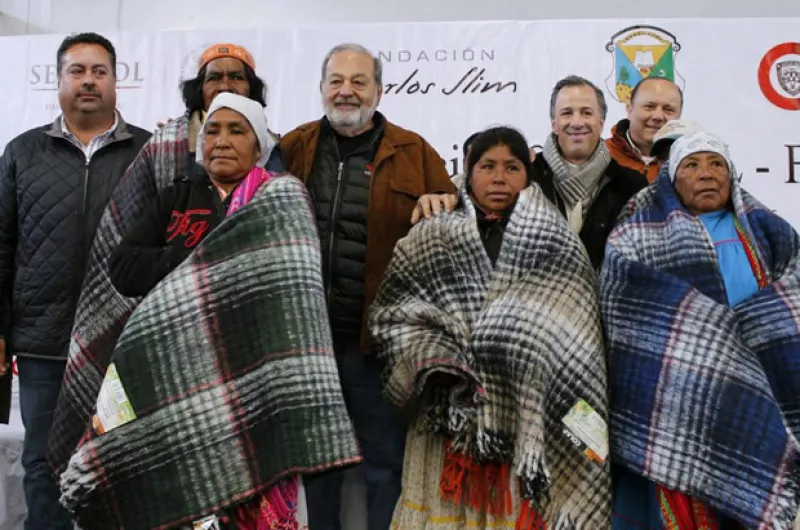 El empresario y Sedesol participaron en la firma de un convenio para sumar esfuerzos en la lucha contra la pobreza en el municipio, uno con la más alta marginación en el país.