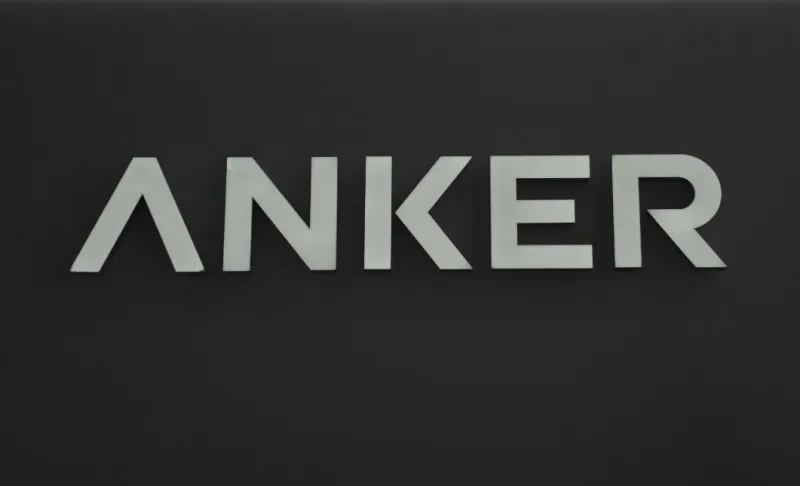 Logo de Anker sibre fondo negro.
