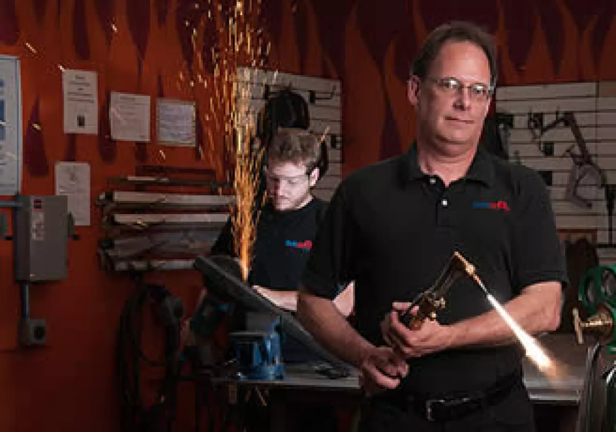 Jim Newton es el fundador de Techshop, lugar al que padres de familia y emprendedores pagan 125 dólares por mes como membresía. (Foto: Cortesía CNNMoney)