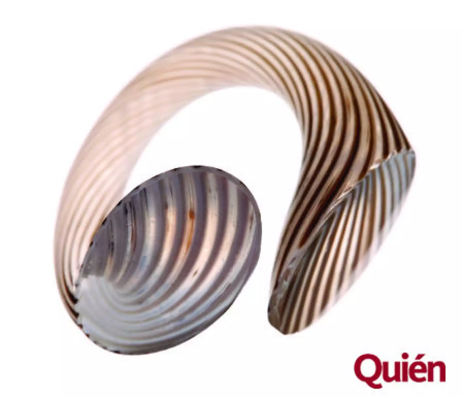 Joyería. Anillos de cristal verde, balnco y rojo con textura. De Orfeo Quagliata