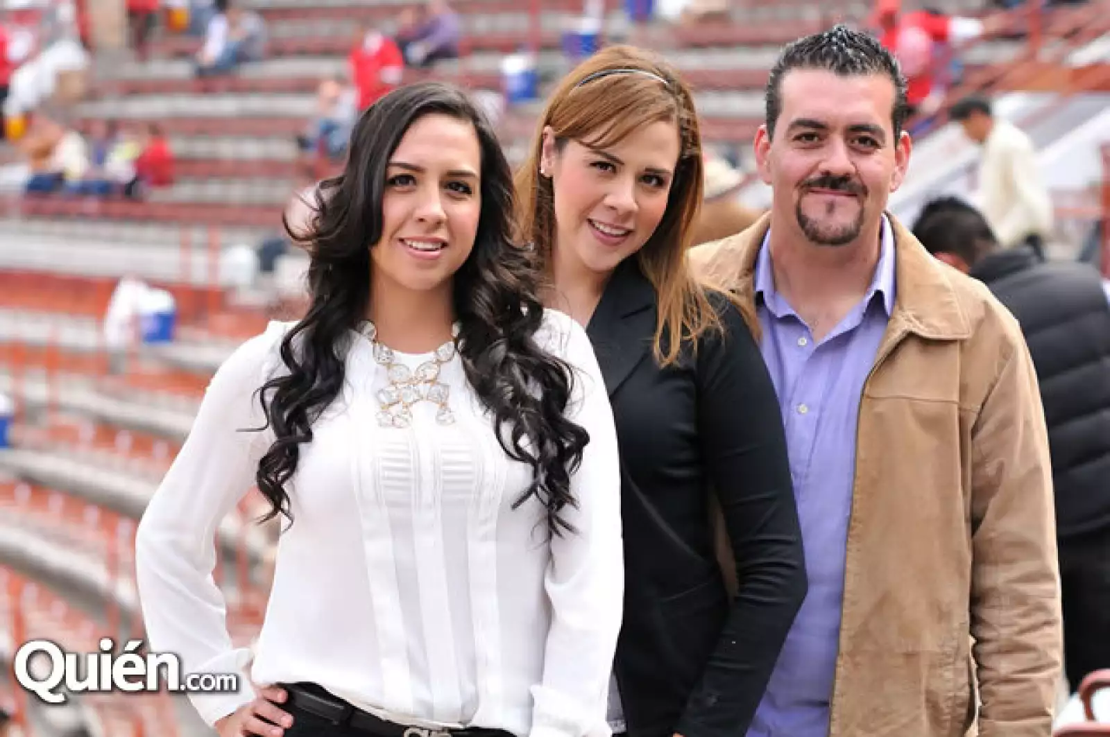 Alejandra y Pamela Lleverino con Carlos Martínez