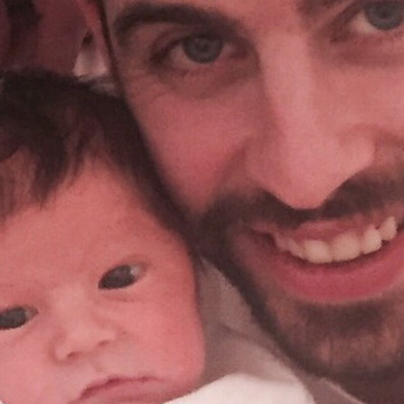 Fue a solo unos días de haber nacido que Piqué y Shakira presentaron a su bebé al mundo.
