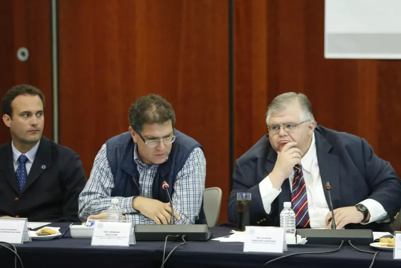 El gobernador del Banco central (derecha) destacó ante senadores las acciones de Hacienda para hacerle frente a la volatilidad financiera internacional.