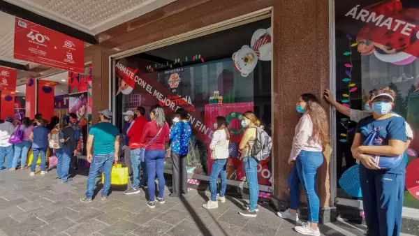Una fila de personas esperando a entrar a una tienda durante el Buen Fin. Estos son los pasos para registrar un negocio o una empresa en el Buen Fin 2021. 
