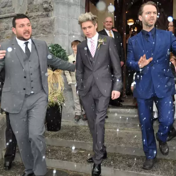 Nail salió de la iglesia acompañado de sus guardaespaldas, ya que el lugar se rodeó de fans.