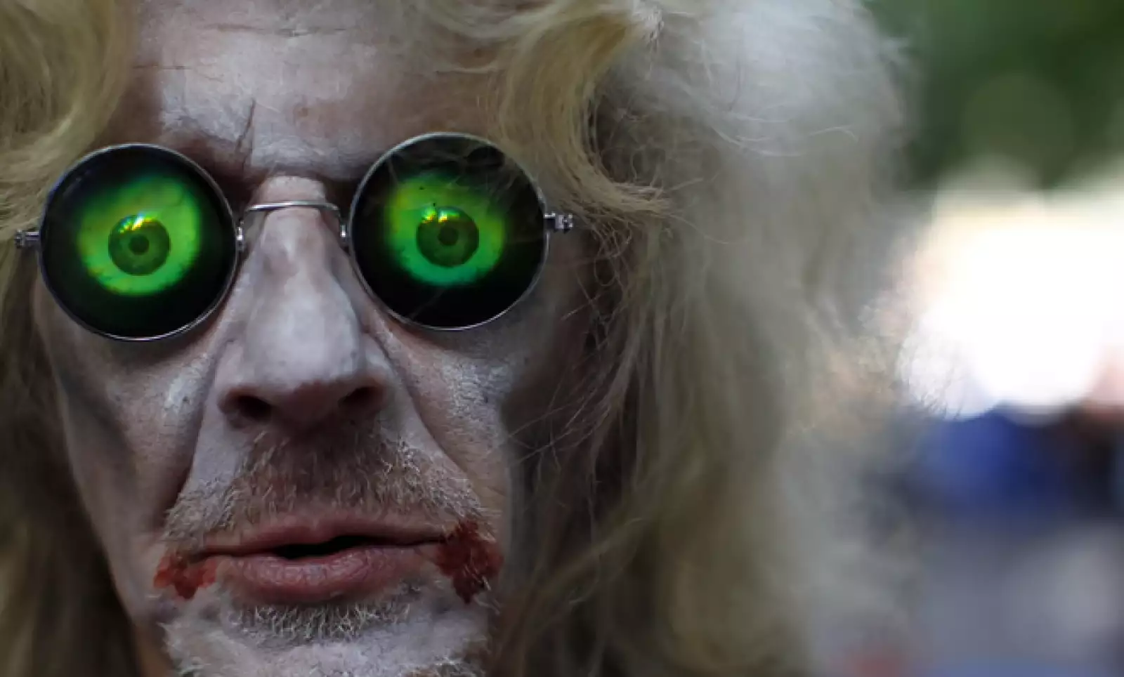 Los activistas duermen en colchones inflables, usan computadoras Mac y tocan tambores como parte de sus expresiones públicas.