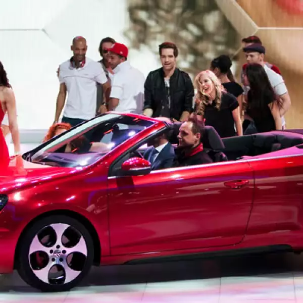 El auto tiene un diseño aerodinámico y combina el confort de la transmisión automática con el manejo deportivo, además cuenta con  un equipamiento de lujo como los faros Bi-Xenón.