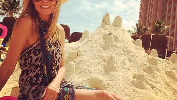 A través de Instagram, la sexy rubia de cuarenta años compartió una fotografía en la que la vemos sentada en la arena construyendo castillos.