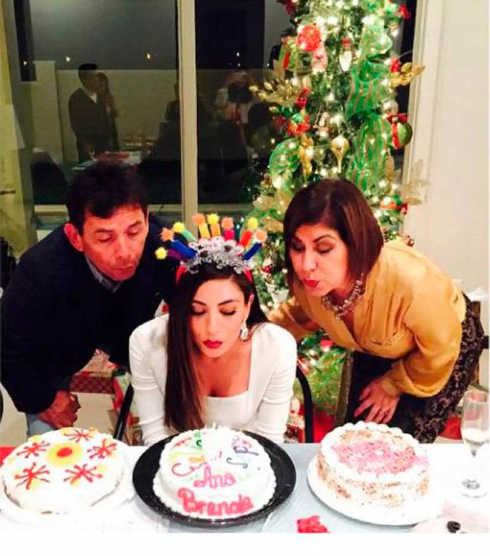 Ana Brenda y sus papás.