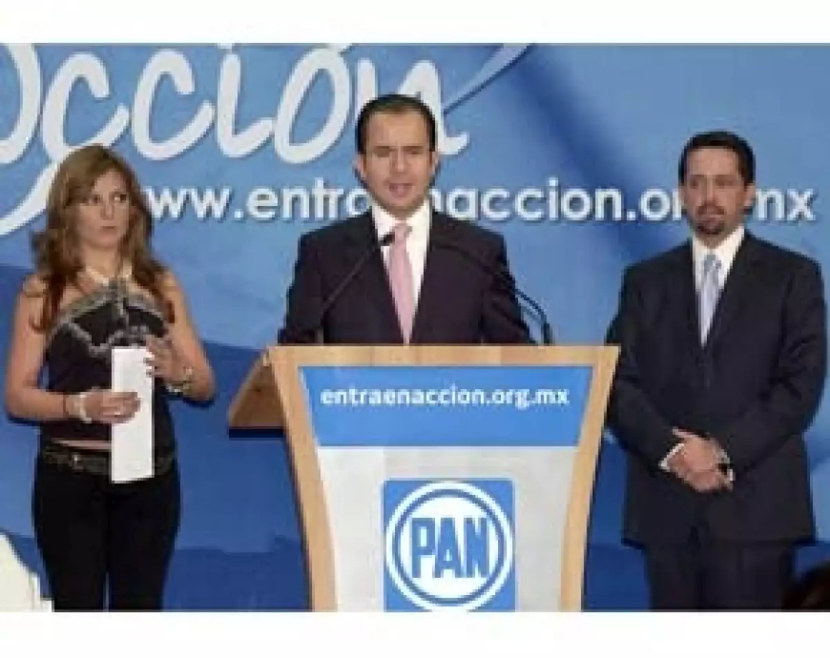 La actriz recibió la bienvenida de parte del presidente nacional del PAN, César Nava, a las filas del partido, en el marco de la campaña Entra en @cción cuyo objetivo es abrir la puerta a sangre nueva