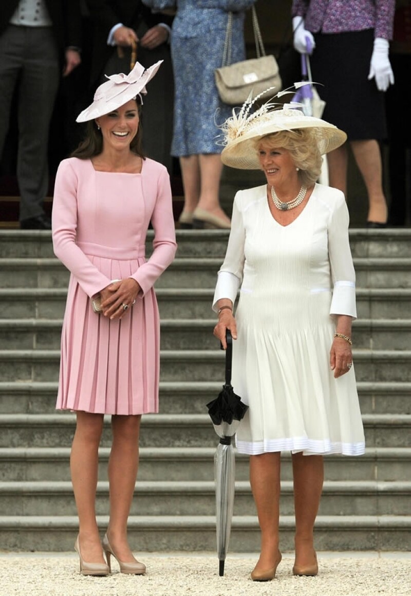 Kate Middleton asistió a la fiesta del té sin Guillermo, él se encuentra en servicio al norte de Gales. Aquí con su suegra, la Duquesa de Cornualles..