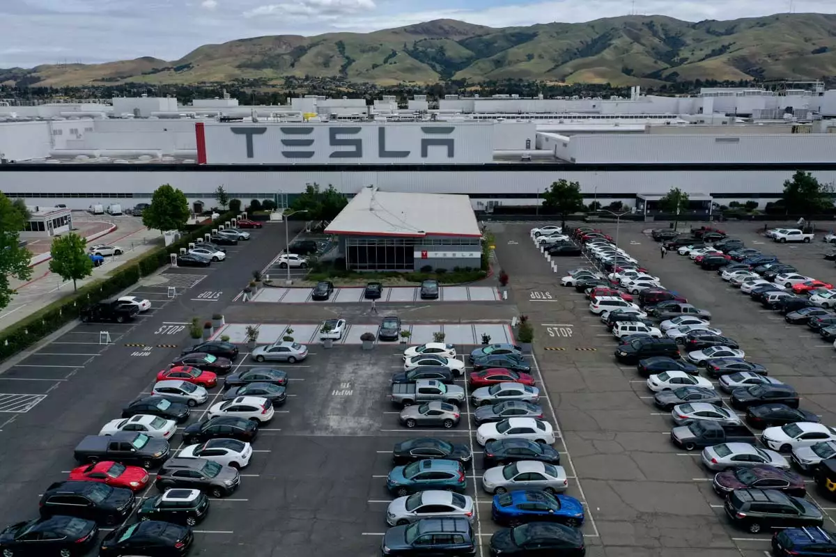 Tesla recibe seis demandas por acoso sexual  (Vista panorámica de la fachada de fábrica de Tesla en California)