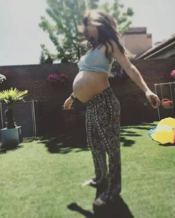 Sara presumiendo su baby bump a días de ser mamá.