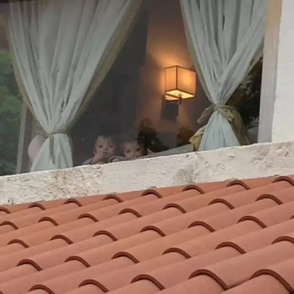 Esta foto conmovió a sus seguidores pues la hoy conductora de 30 años escribió que le parte el corazón dejar a sus hijos.