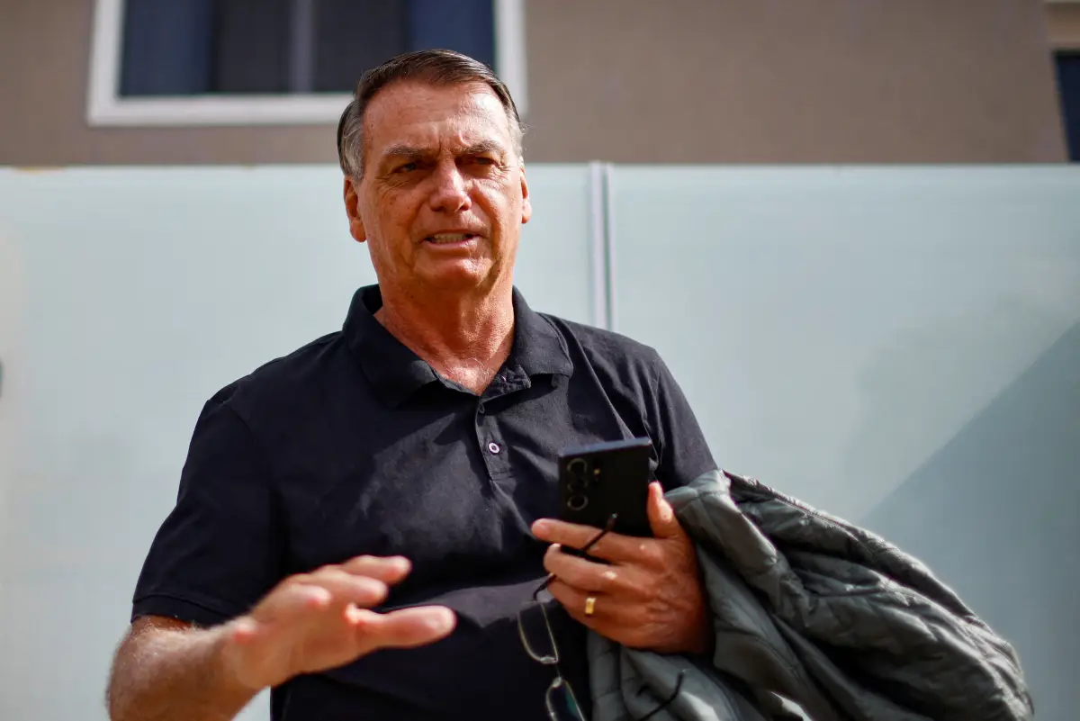 El expresidente brasileño Jair Bolsonaro hace un gesto mientras está de pie frente a su casa antes de testificar ante la Policía Federal en Brasilia, Brasil, el 22 de febrero de 2024.