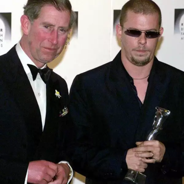 El príncipe Carlos de Inglaterra entregó el premio de Diseñador del Año a Alexander durante los British Fashion Awards en febrero de 2001.