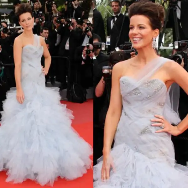 La guapa Kate Beckinsale optó por un vestido azul pastel, con falda de tul con mucho volumen, de ‘Marchesa’.