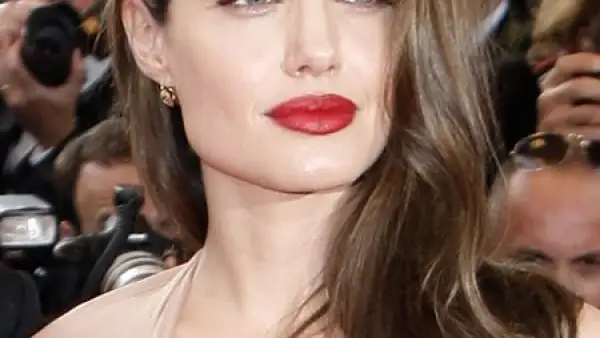 Angelina Jolie es partidaria de los peinados naturales: raya de lado y la caída natural de pelo son suficientes en la alfombra roja.