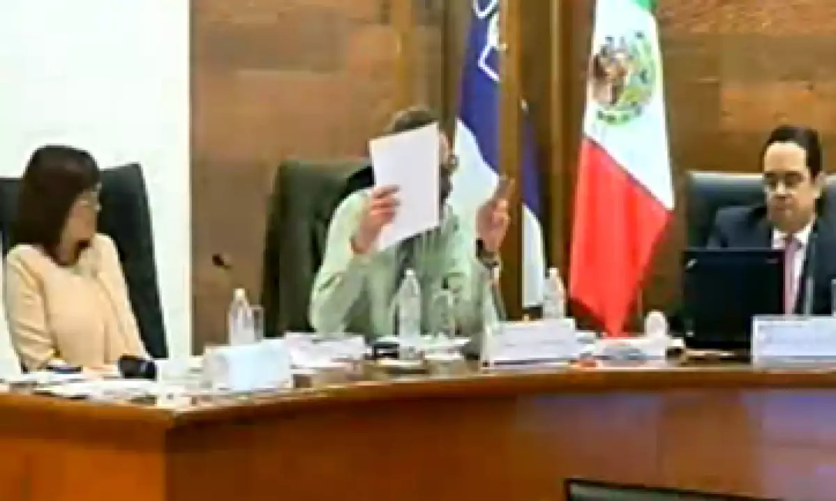 Los comisionados Areli Cano (i), Oscar Guerra (c) y Joel Salas votaron a favor de interponer la acción de inconstitucionalidad ante la SCJN. (Foto: Tomada de plenoenvivo.ifai.org.mx/)